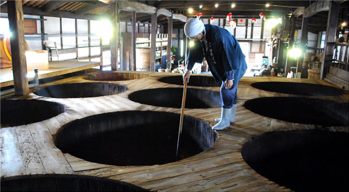 天保元年創業 佐川醤油の杉の木桶仕込み